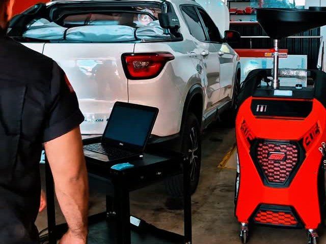 Máquina de diálise de câmbio ao lado de um SUV